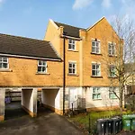 New Comfy 2bed-2bath-flat-parking-by Fabaccommodation Lägenhet