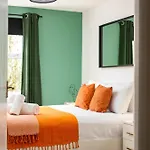 New Comfy 2bed-2bath-flat-parking-by Fabaccommodation