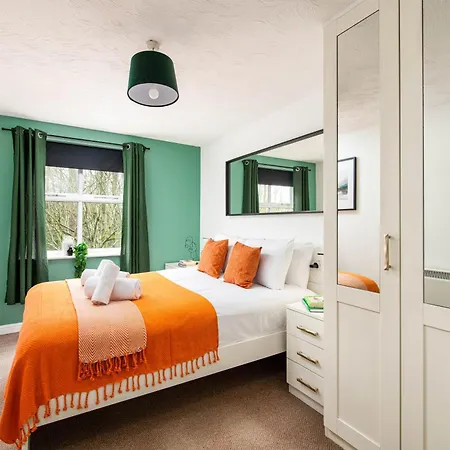 New Comfy 2bed-2bath-flat-parking-by Fabaccommodation Appartamento