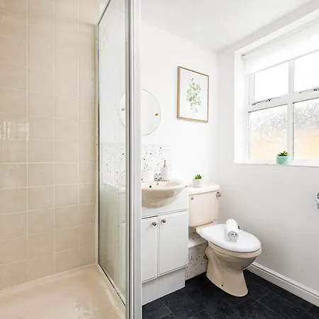 New Comfy 2bed-2bath-flat-parking-by Fabaccommodation * Bristol