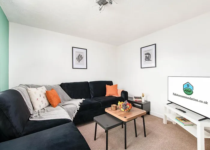 Apartmán New Comfy 2bed-2bath-flat-parking-by Fabaccommodation *