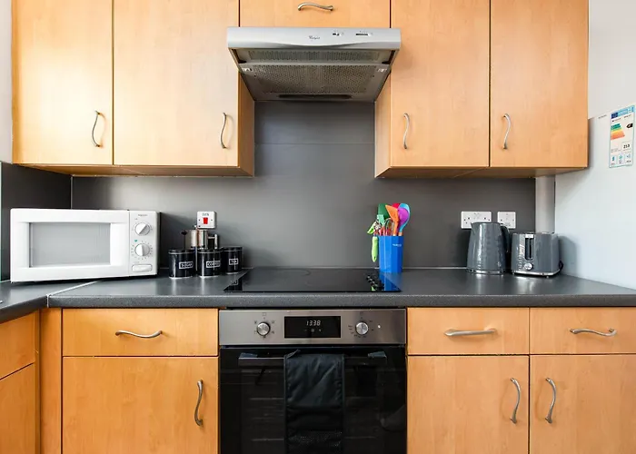 Apartmán New Comfy 2bed-2bath-flat-parking-by Fabaccommodation *