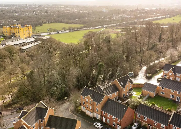 New Comfy 2bed-2bath-flat-parking-by Fabaccommodation Apartmán