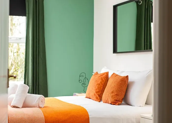 New Comfy 2bed-2bath-flat-parking-by Fabaccommodation