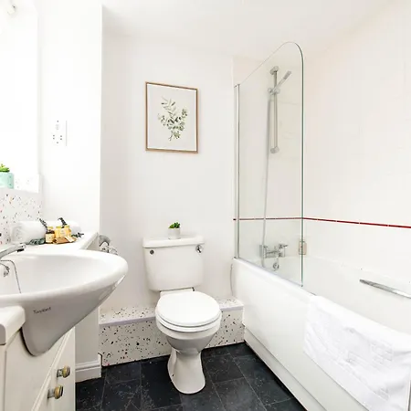 New Comfy 2bed-2bath-flat-parking-by Fabaccommodation Apartment