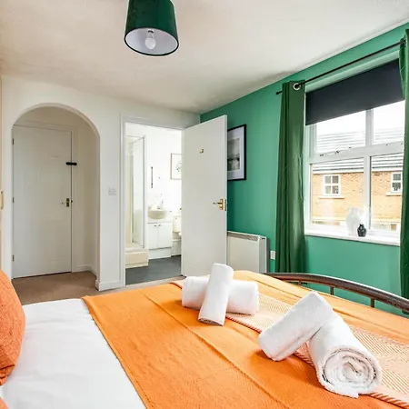 New Comfy 2bed-2bath-flat-parking-by Fabaccommodation Apartment *