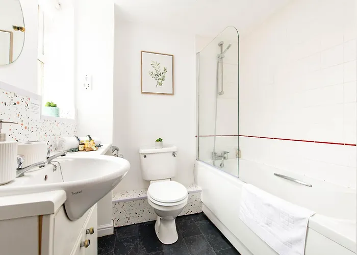 New Comfy 2bed-2bath-flat-parking-by Fabaccommodation Apartment