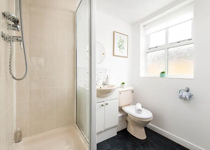 New Comfy 2bed-2bath-flat-parking-by Fabaccommodation * Bristol