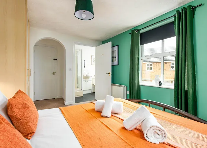 New Comfy 2bed-2bath-flat-parking-by Fabaccommodation Apartment *