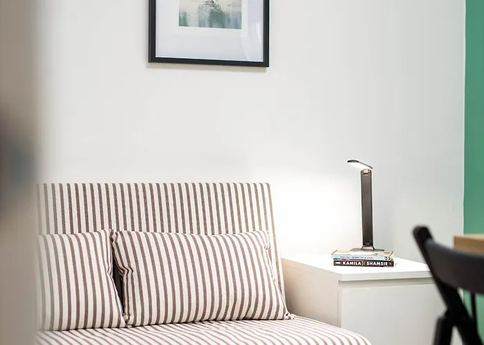 New Comfy 2bed-2bath-flat-parking-by Fabaccommodation Apartment