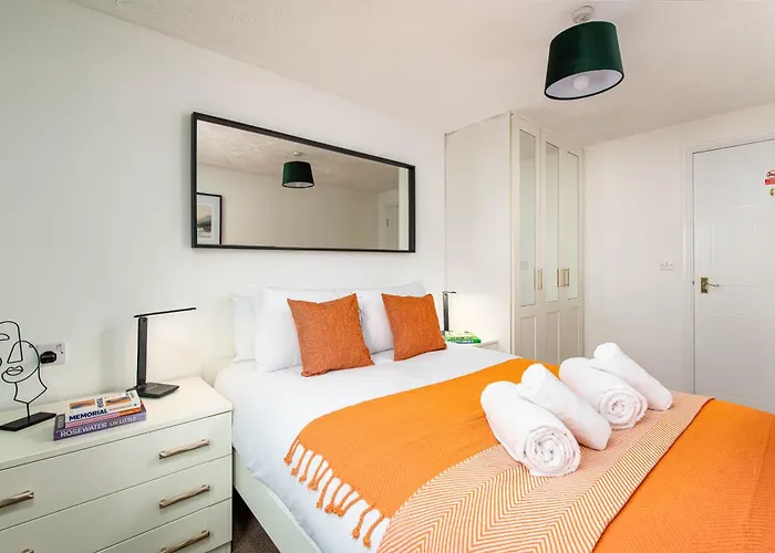 New Comfy 2bed-2bath-flat-parking-by Fabaccommodation Apartment Bristol