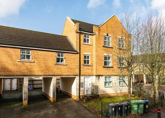 New Comfy 2bed-2bath-flat-parking-by Fabaccommodation Apartment